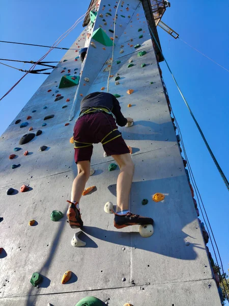 Ein Junger Mann Klettert Die Wand Hinauf Spezialausrüstung Haken Klettern — Stockfoto