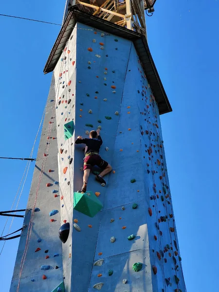 Adam Özel Ekipmanlarla Kancalara Tırmanmak Için Duvara Tırmanıyor Sokakta Bir — Stok fotoğraf