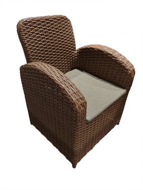 Kollukları minimalist tarzda olan kahverengi örülmüş rattan koltuk izole edilmiş beyaz arka plan, stüdyo çekimi, yan görüş