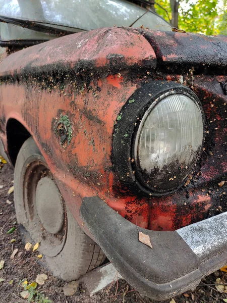 Pasla Kaplı Paslı Eski Kirli Bir Arabanın Önünde Farı Tamponu — Stok fotoğraf
