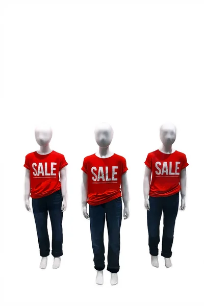Trzy Manekiny Dla Dzieci Czerwonych Shirtach Napisem Sale Białym Tle — Zdjęcie stockowe