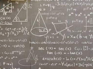Matematiksel formüllerin ve geometrik şekillerin çözümü tüm çerçeve boyunca okul tahtasında boyanmıştır.