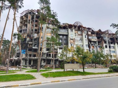 Muharebeler sonucu topçu bombardımanı sonucu yıkılan çok katlı bir yerleşim yeri.