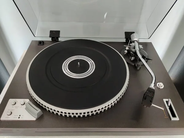 ロータリーレコードプレーヤー ディスクジョッキー用のレトロオーディオ機器 ミックスや音楽を再生するためのDjサウンド技術 ブラックビニール — ストック写真