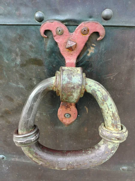 海賊の胸の壁に装飾的な鉄の丸いハンドルのクローズアップ — ストック写真