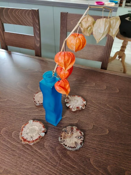 一个装饰花瓶和一个放在木制桌子上的装有热杯的咖啡杯的植物馆的构图 — 图库照片