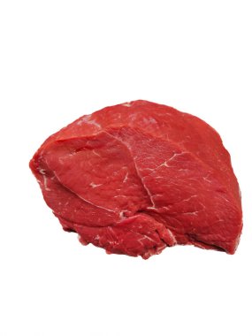 İzole edilmiş beyaz bir arka planda pişirmek için bir parça çiğ kırmızı biftek.