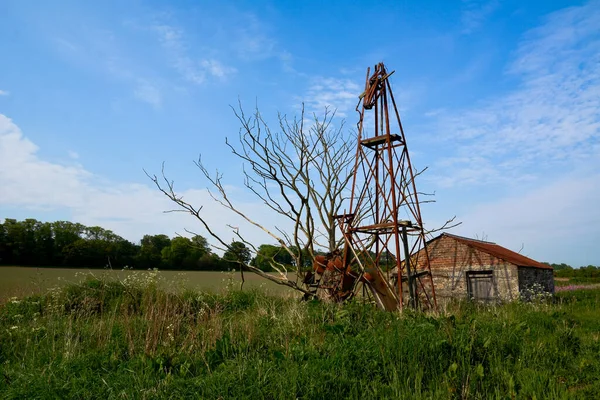 Abandoned Broken Home Made Natural Gas Oil Rig Field Building — Zdjęcie stockowe