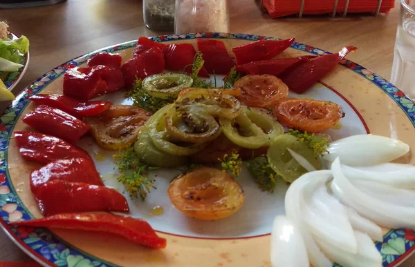 Sałatka Dużym Talerzu Pieprzem Pomidorami Roślinnością Zieloną — Zdjęcie stockowe
