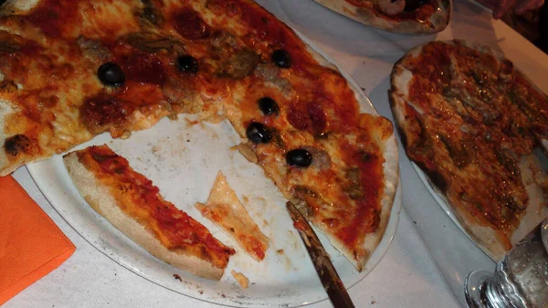 Yakın Plan Bir Tabakta Zeytinli Birkaç Pizza Dilimlenmiş — Stok fotoğraf