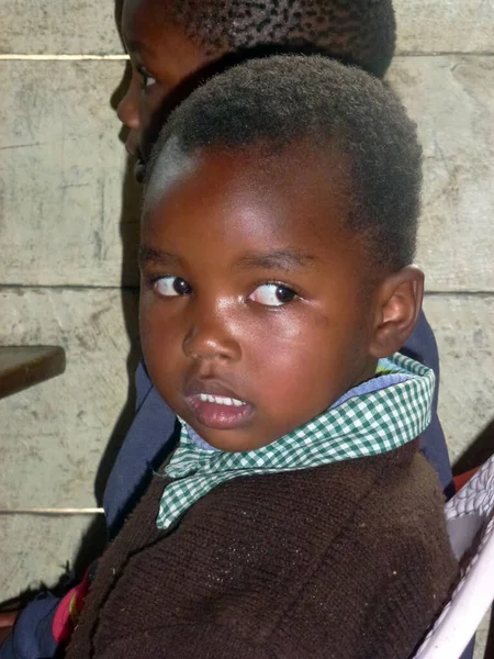 Una Escuela Africana Niños Familias Pobres Origen Étnico Africano Sientan —  Fotos de Stock