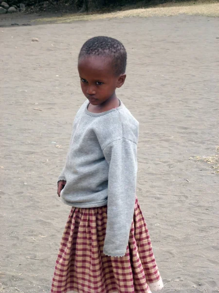 아프리카의한 나라에서 아프리카 의가난 출신의한 소녀는 학교에 다니며 — 스톡 사진