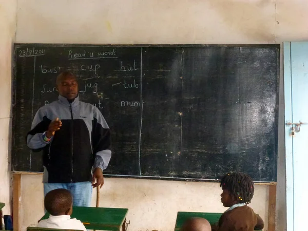 Una Escuela Africana Maestro Etnia Africana Para Cerca Pizarra Les —  Fotos de Stock