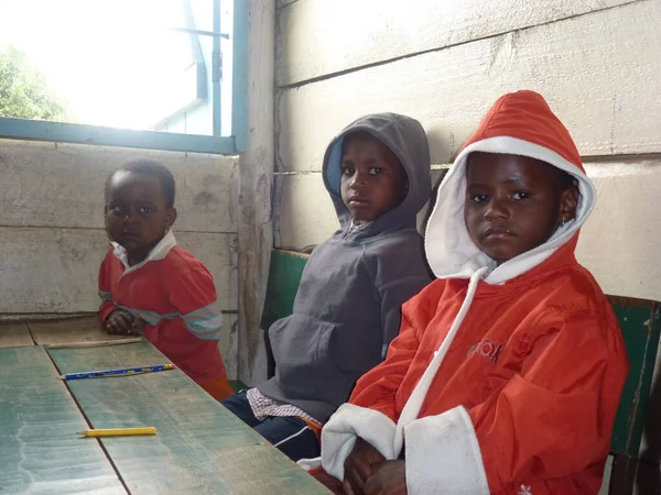 Una Escuela Africana Niños Familias Pobres Origen Étnico Africano Sientan —  Fotos de Stock
