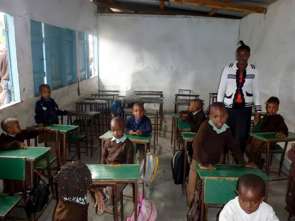 Muitas Crianças Origem Étnica Africana Sentam Mesas Estudam Num Ambiente Imagens De Bancos De Imagens Sem Royalties