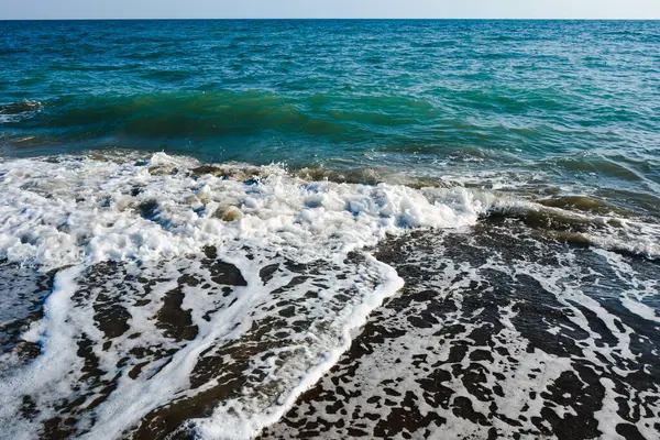 Las Olas Espumosas Precipitan Mar Orilla Del Océano Agua Turquesa — Foto de Stock