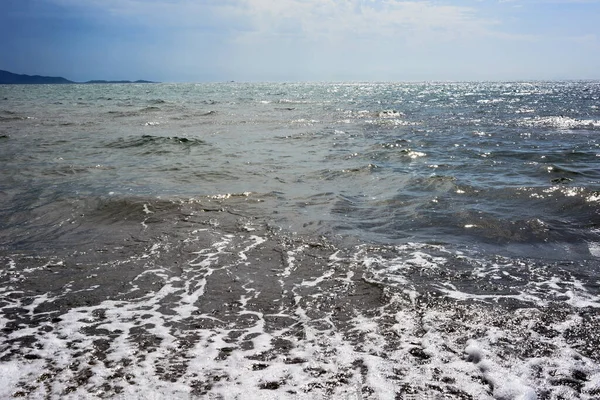 Mare Mare Onde Schiuma Turbolenta Acqua Turchese Scuro Lontananza Cielo — Foto Stock
