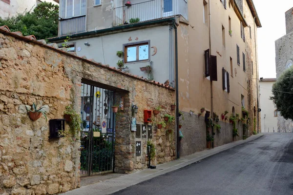 意大利一个中世纪小镇美丽舒适的老街 有房屋和砖墙 — 图库照片