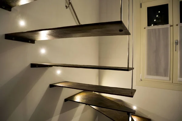 Декоративная Лестница Гостиной Переднем Плане Окно Занавесками Размыто Заднем Плане — стоковое фото