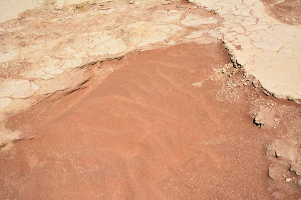 乾燥した茶色の砂漠の大地の背景に亀裂や砂 世界の気候変動と地球温暖化 — ストック写真