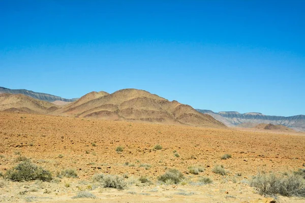 在炎热的沙漠附近的山坡上的一座岩石小山 映衬着晴朗的蓝天 世界气候变化和全球变暖 — 图库照片