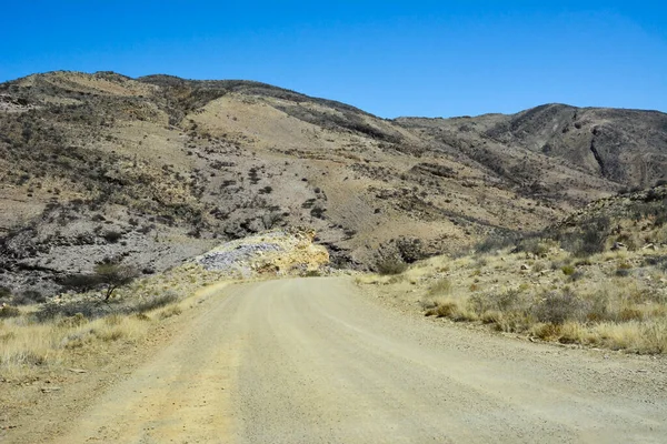清澈的蓝天映衬着沙漠中空旷的柏油路 — 图库照片