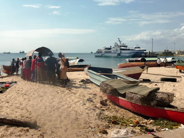 Rybacy Piaszczystej Plaży Przygotowują Swoją Drewnianą Łódź Pływania Łowienia Ryb — Zdjęcie stockowe