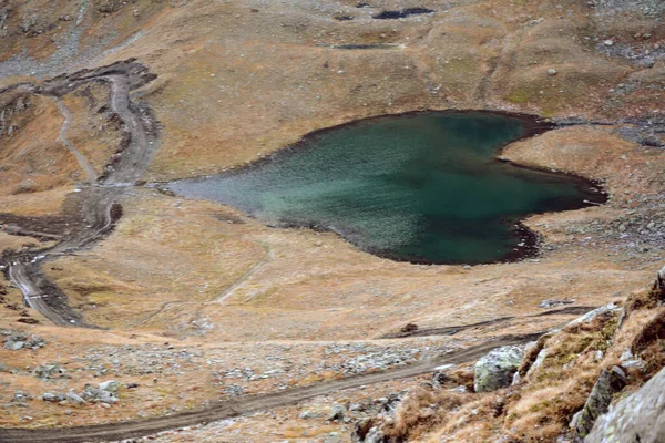 Fundo Vale Pequeno Lago Azul Turquesa Uma Estrada Perto Dele — Fotografia de Stock