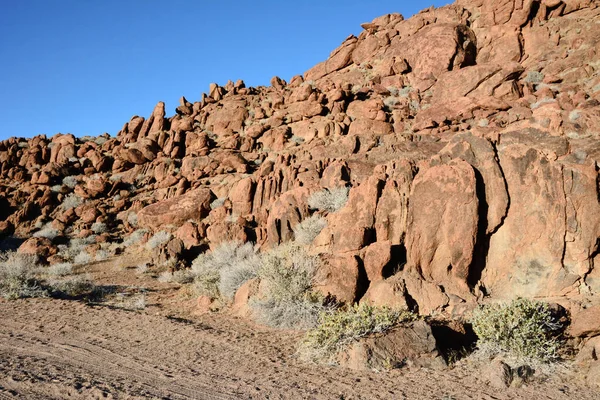 在炎热的阳光下 沙漠中堆积如山的巨石阵 环境的风化和侵蚀 — 图库照片