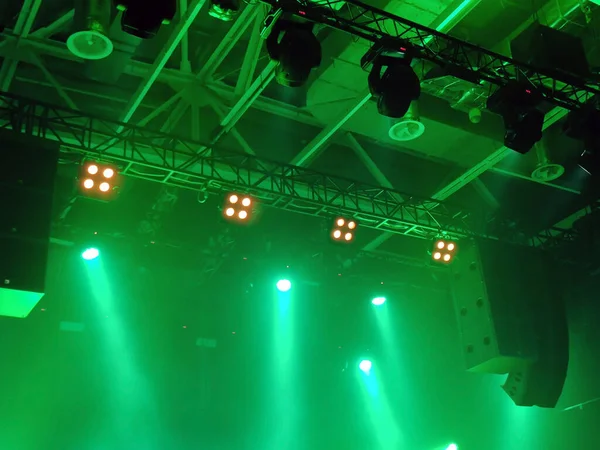 緑の背景に舞台の天井にプロの照明器具 下からの眺め — ストック写真
