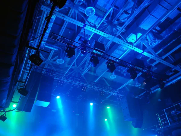 舞台天井の青を背景にしたプロ仕様の照明器具 下からの眺め — ストック写真