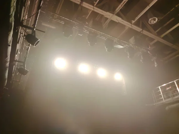 煙を背景に舞台天井にプロの照明器具 鮮やかなシャープネス 下からの眺め — ストック写真