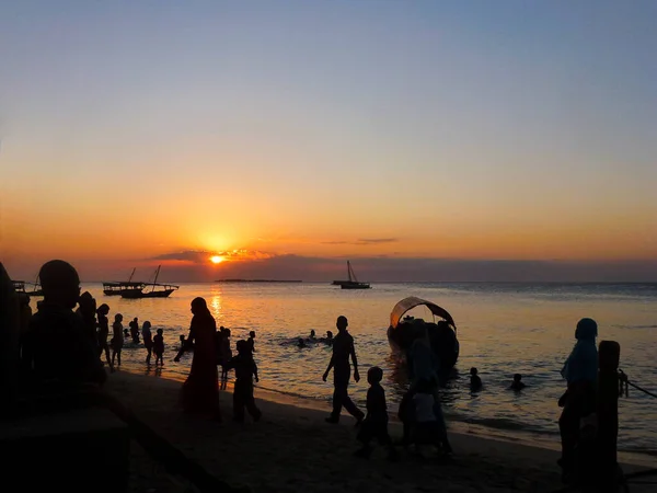 Нерозпізнані Люди Африканської Раси Ходять Вечірньому Морському Пляжу Тлі Моря — стокове фото