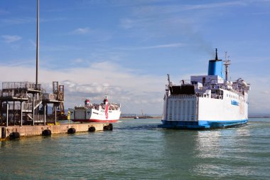 Limanda, iki büyük feribot rıhtımdan diğer kıyıya hareket ediyor. Ticari ve kargo taşımacılığı