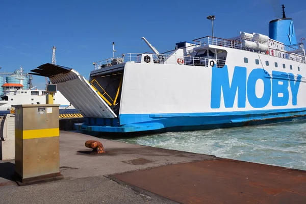 Grand Ferry Accosté Dans Port Attend Les Passagers Les Voitures — Photo
