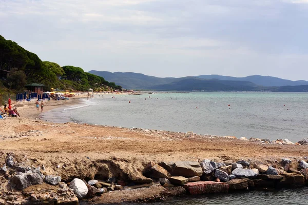 Los Turistas Descansan Playa Rocosa Del Hotel Otro Lado Laguna — Foto de Stock