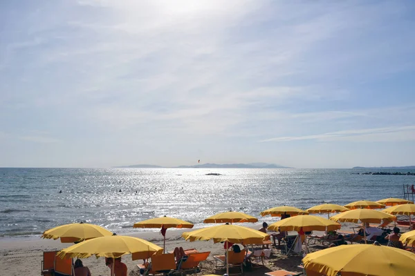 Los Turistas Encuentran Tumbonas Bajo Sombrillas Playa Bajo Sol Brillante — Foto de Stock