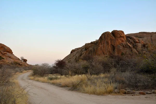 在沙漠的石块之间蜿蜒曲折的路 干旱和脱水 — 图库照片