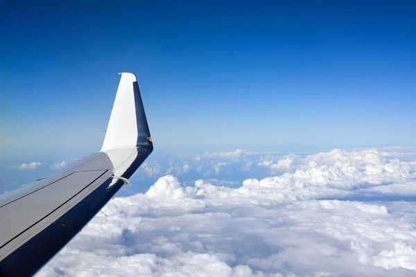 Ala Avión Pasajeros Volando Sobre Nubes Blancas Contra Cielo Azul —  Fotos de Stock