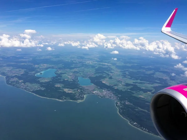 Widok Morze Wybrzeżu Wysokości Samolotu Część Skrzydła Silnika Jest Ramie — Zdjęcie stockowe