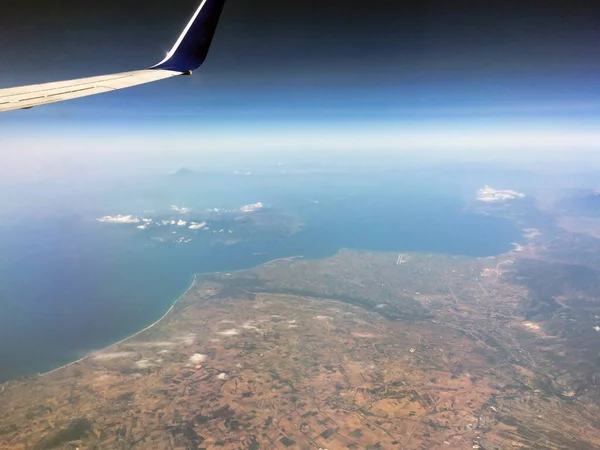 Widok Morze Wybrzeżu Obszarami Zaludnionymi Wysokości Lotu Samolotu Pasażerskiego Część — Zdjęcie stockowe