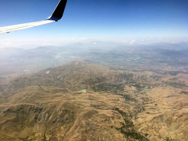 Widok Góry Wysokości Lotu Samolotu Pasażerskiego Część Skrzydła Samolotu Niebieski — Zdjęcie stockowe
