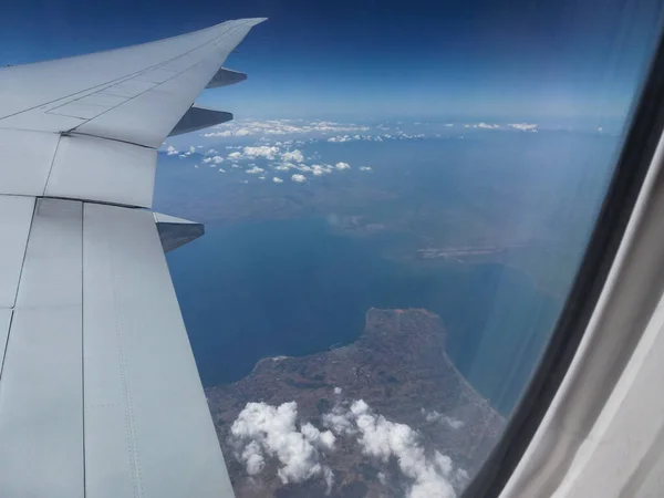Widok Morze Wybrzeżu Obszarami Zaludnionymi Wysokości Lotu Samolotu Pasażerskiego Część — Zdjęcie stockowe