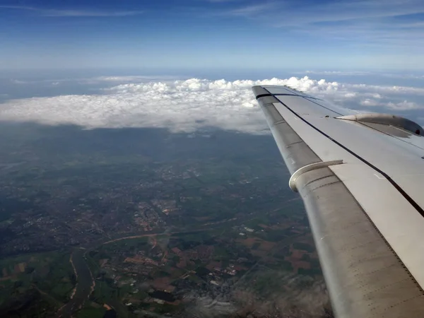 Una Vista Desde Altura Avión Pasajeros Los Bosques Pueblos Lagos —  Fotos de Stock
