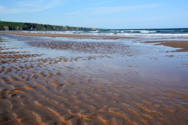Suyun çekildiği deniz kıyısındaki ıslak zemin alçak gelgit nedeniyle çekilmişti.