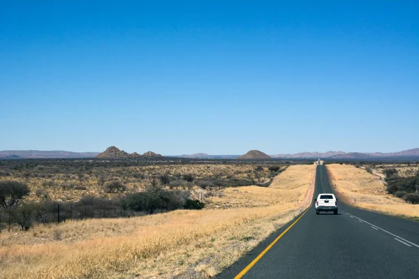 Uma Longa Estrada Asfalto Deserto Perspectiva Contra Céu Azul Jipe — Fotografia de Stock