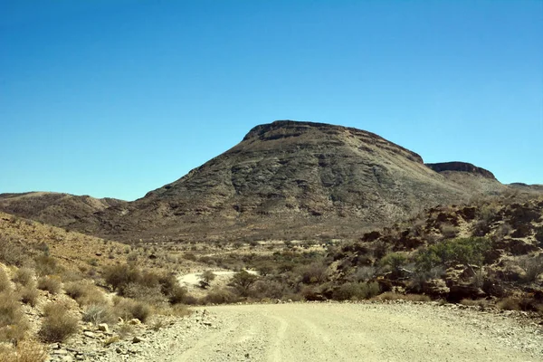 Дорога Перспективе Пустыне Небольшой Каменной Горы Фоне Голубого Неба — стоковое фото
