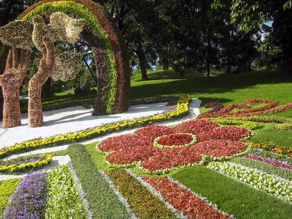 装飾花壇には さまざまなオブジェクトの花で作られたカラフルな数字です 明るい夏の自然背景 — ストック写真