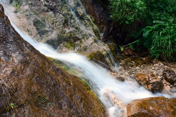 Потік Невеликого Водоспаду Скелі Тече Над Камінцями Тривале Експонування Рами — стокове фото