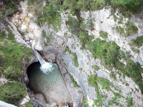 Przepływ Wodospadu Wąwozie Nad Kamieniami Małego Jeziora Widok Góry Naturalny — Zdjęcie stockowe
